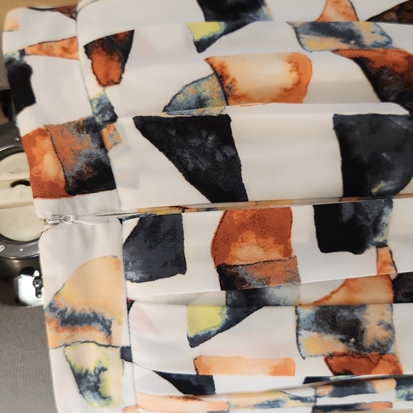 En Thread pleated asymmetrical skirt - Picture 3 of 11